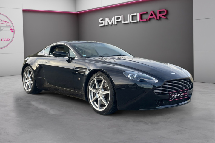 ASTON MARTIN V8 Vantage